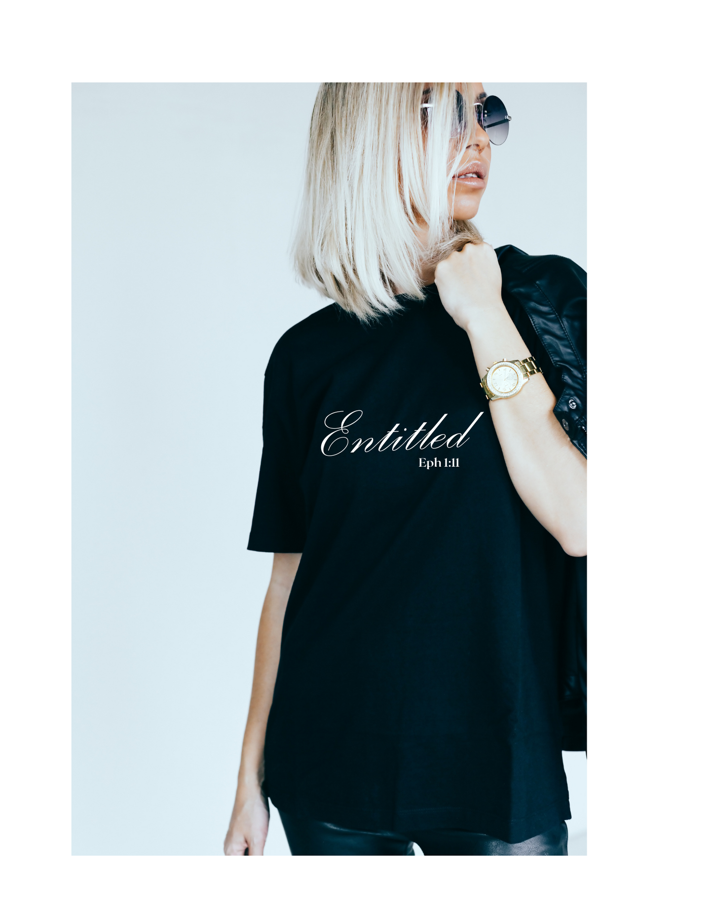 Camiseta negra "titulada"