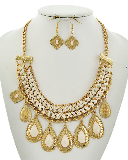 Conjunto de collar real de marfil y oro