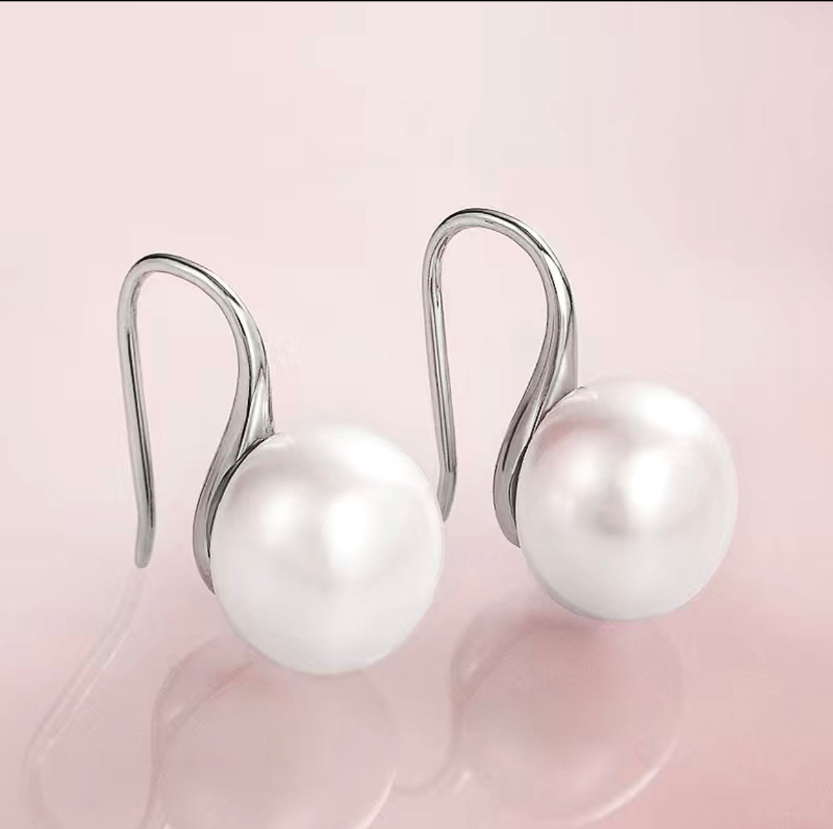 Pendientes clásicos elegantes con perlas de imitación