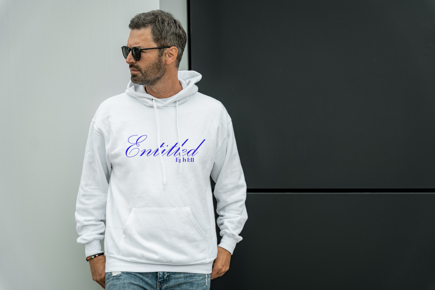 Sudadera con capucha blanca “titulada”